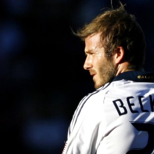 九游娱乐网页版-球迷狂欢夜：球场变成了欢乐的海洋，球迷疯狂庆祝照片