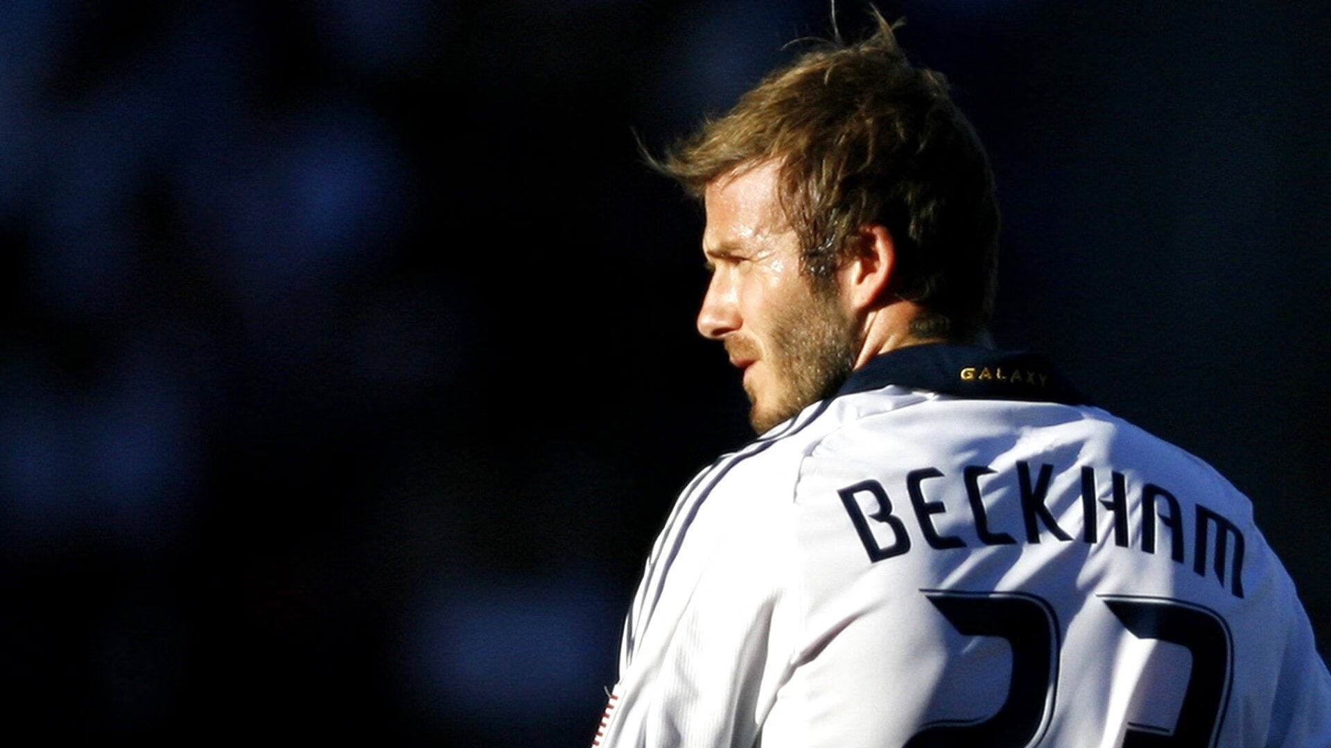 球迷狂欢夜：球场变成了欢乐的海洋，球迷疯狂庆祝照片